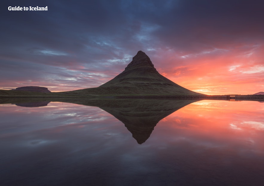 被冰岛夏季午夜太阳照亮的西部斯奈山半岛草帽山Kirkjufell
