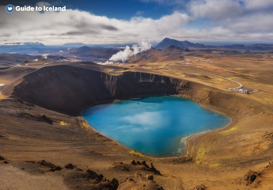 米湖地区有多种地热地貌，夏季的Víti火山湖从天空看去像一只美丽的蓝眼睛