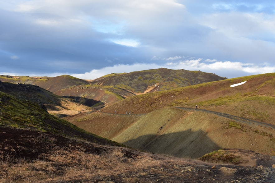 Steiler Hang auf dem Wanderweg zur heißen Quelle in Island