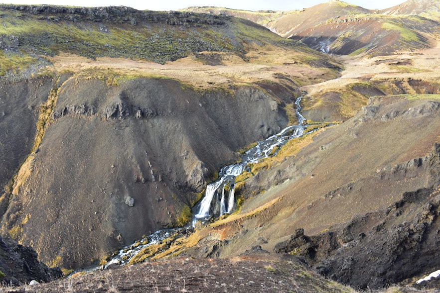 Wasserfall Djúpagilsfoss bei Reykjadalur in Island