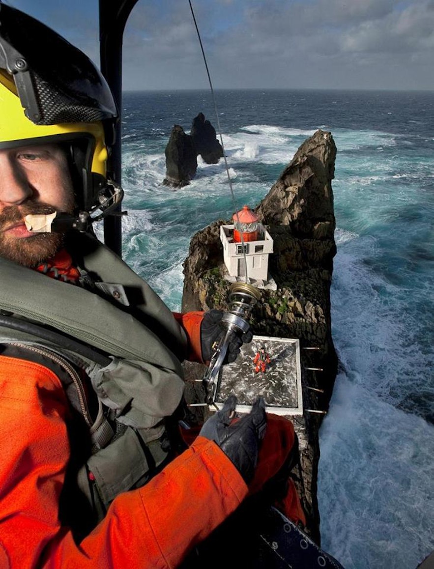 傲立于冰岛大西洋海浪中的Þrídrangaviti灯塔
