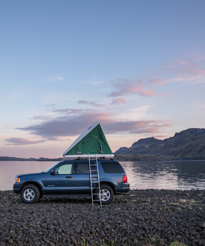 Podróżowanie po Islandii samochodem z namiotem na dachu.