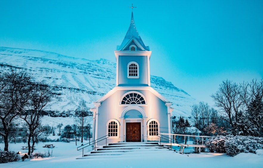冰岛东峡湾最美小镇塞济斯菲厄泽的蓝色教堂