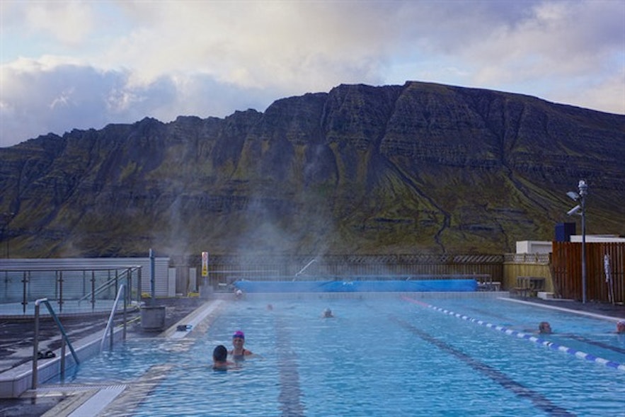 内斯克伊斯塔泽（Neskaupstaður）小镇上的温泉游泳馆