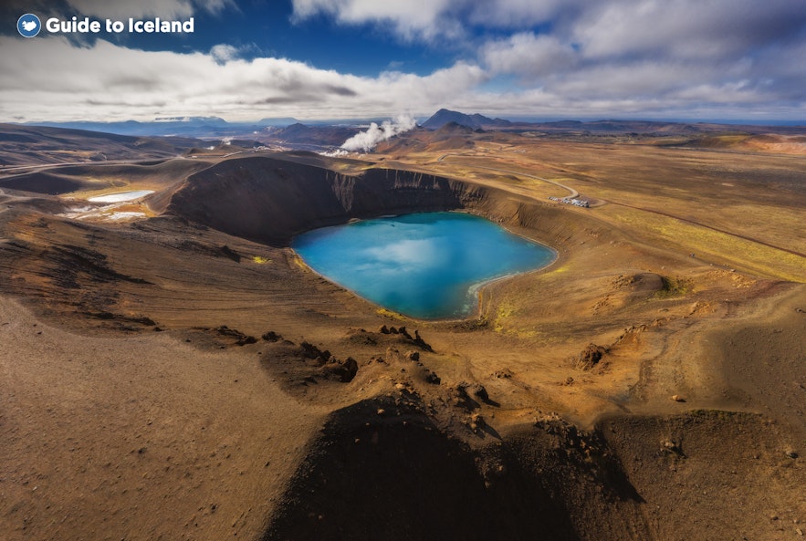 米湖地区附近有一个小一些的Víti火山口，湖水颜色湛蓝