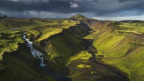 冰岛的高地颜色鲜明极具魅力，通常只在夏天可以到达