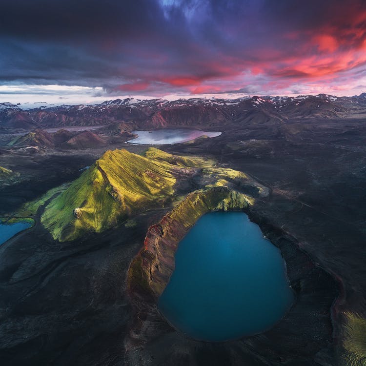午夜太阳下的冰岛中央高地火山口湖