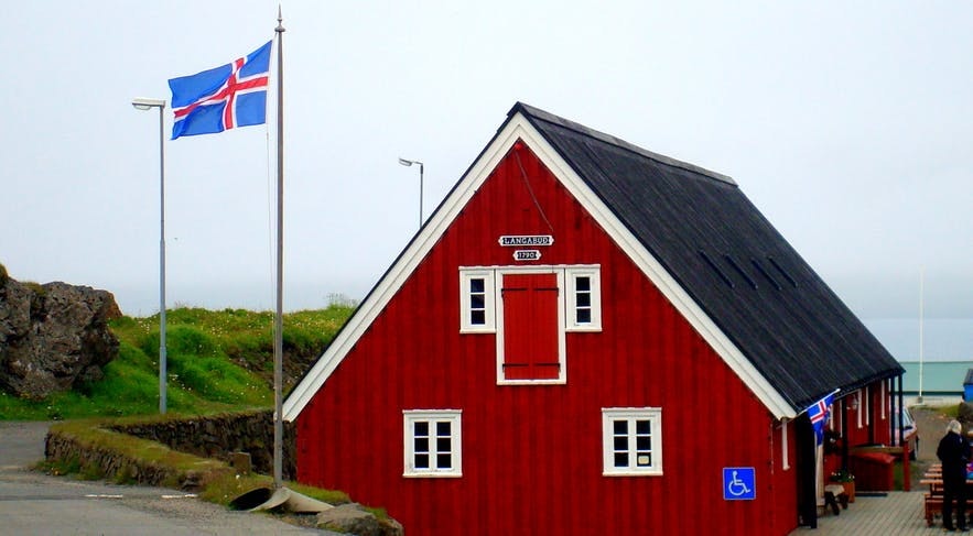 Zabytkowy budynek w Djupivogur, islandzkie Fiordy Wschodnie.