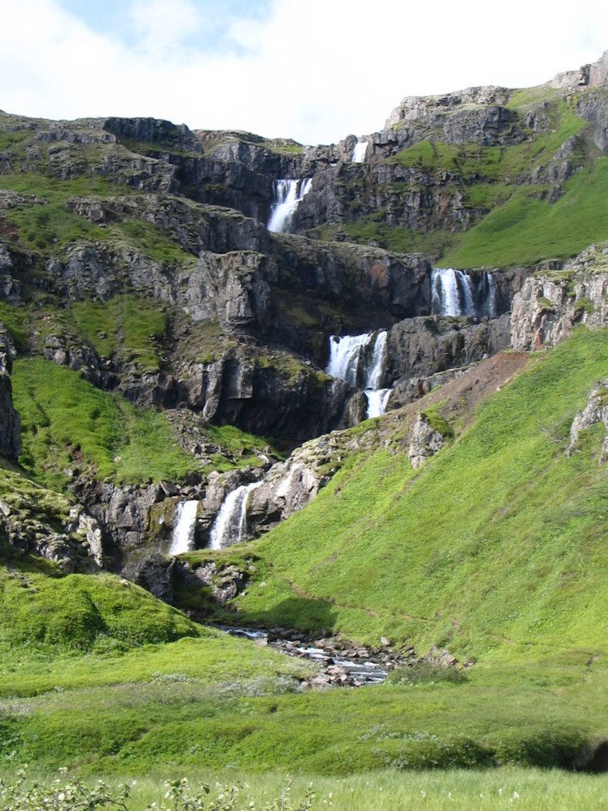 Jeden z licznych wodospadów na Fiordach Wschodnich.