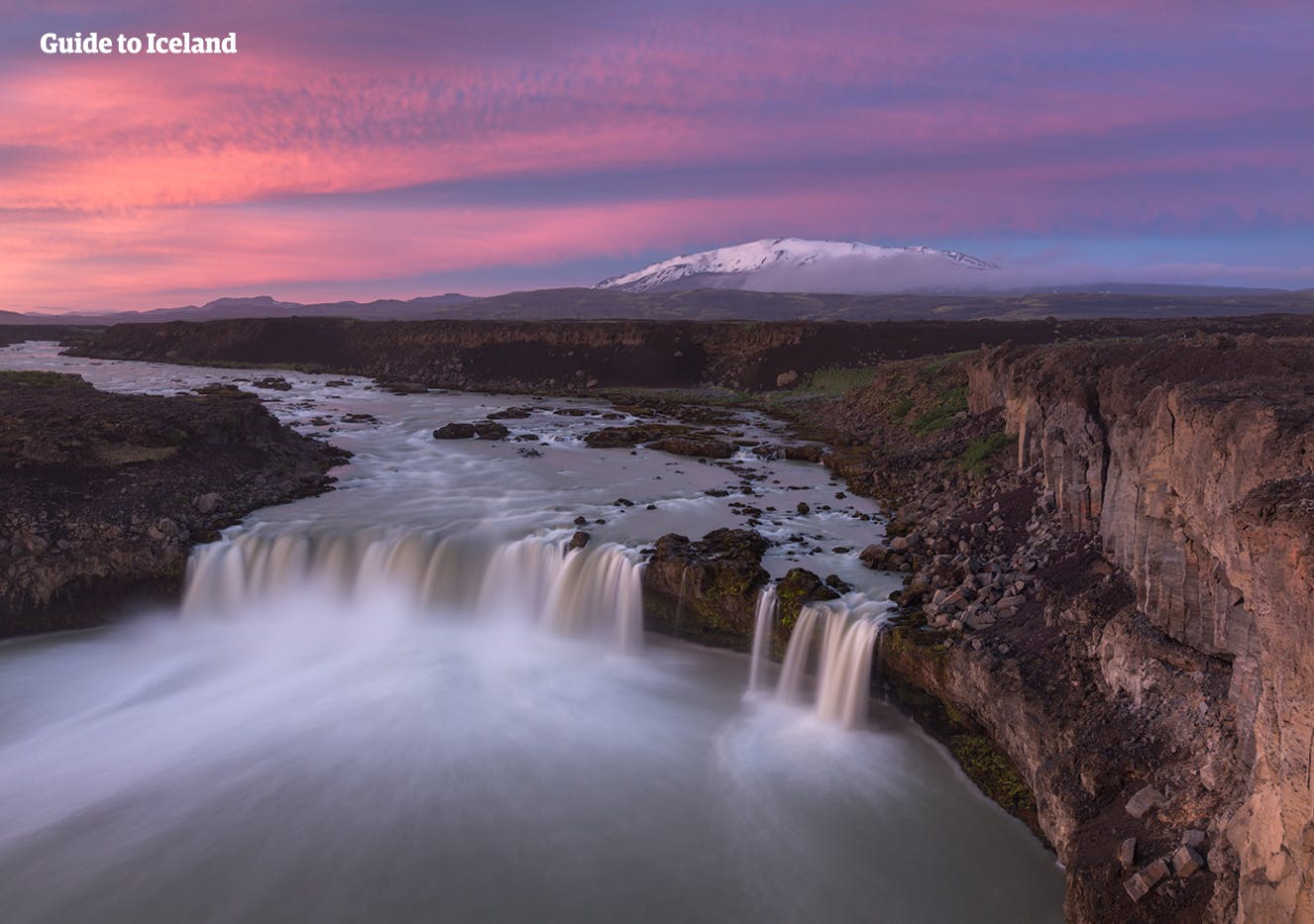 众神瀑布Goðafoss位于冰岛北部阿克雷里附近，是景色优美的冰岛瀑布