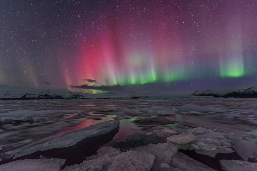 Le incredibili aurore sulla laguna glaciale nell'Islanda meridionale in inverno.