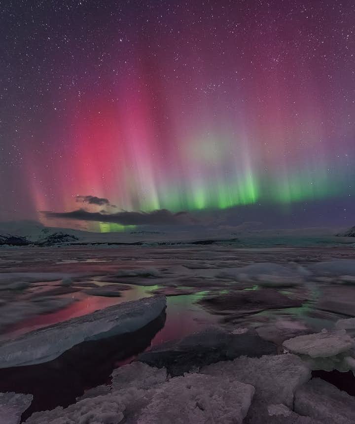 Una espectacular aurora boreal sobre la laguna glaciar en el sur de Islandia en invierno.