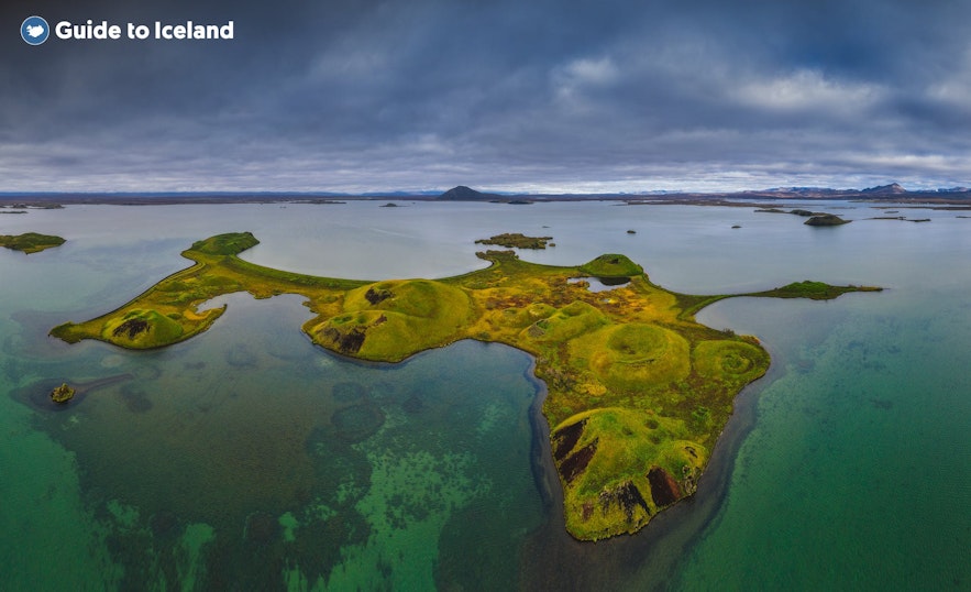 用飞行器从上空拍摄的冰岛北部米湖的假火山口