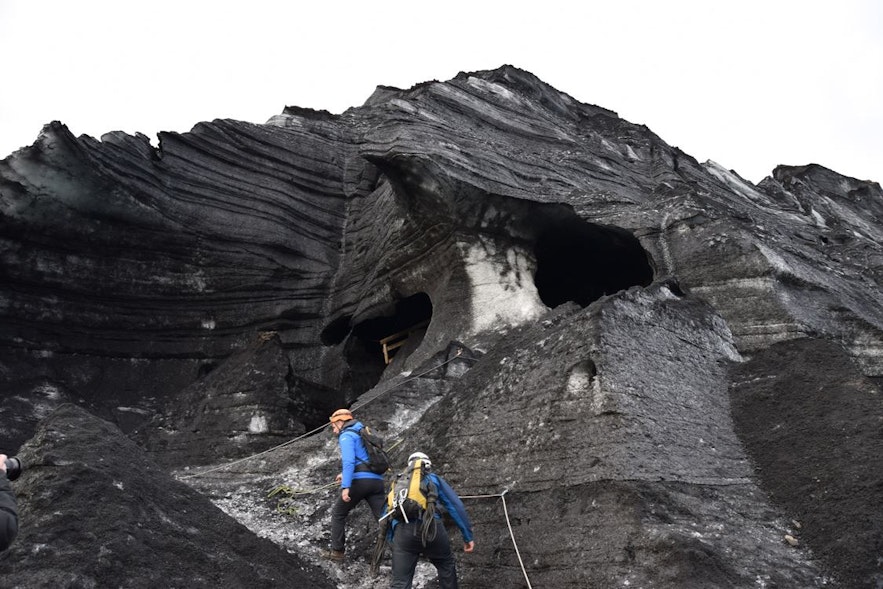 カトラ山の氷河の洞窟の入り口