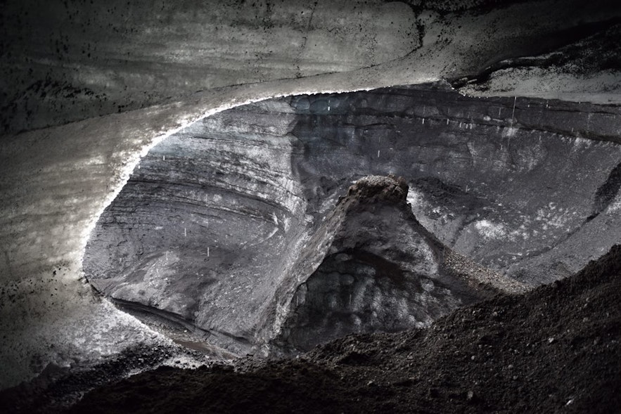 カトラ山の黒い氷の洞窟内部の写真