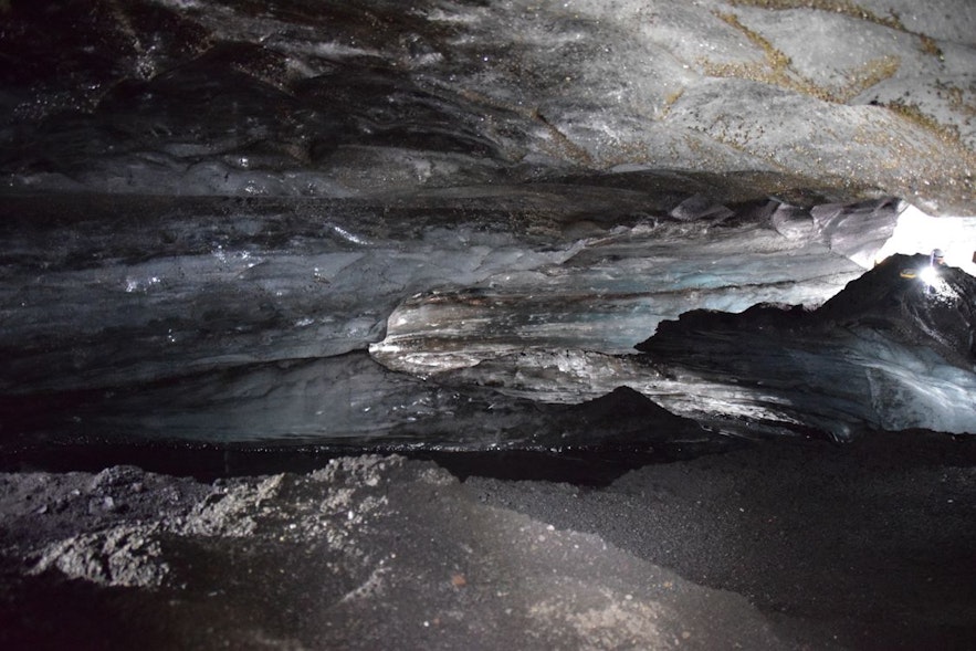 洞窟内部の氷は白、青、黒の層になっていました