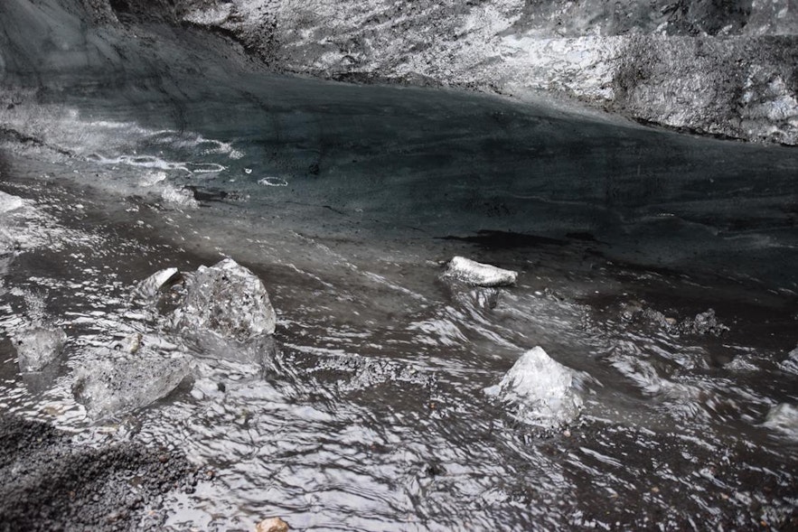 氷河の下を流れる川