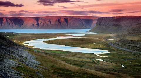 冰岛西峡湾以其雄伟的悬崖和海岸线蜿蜒陡峭的峡湾而闻名