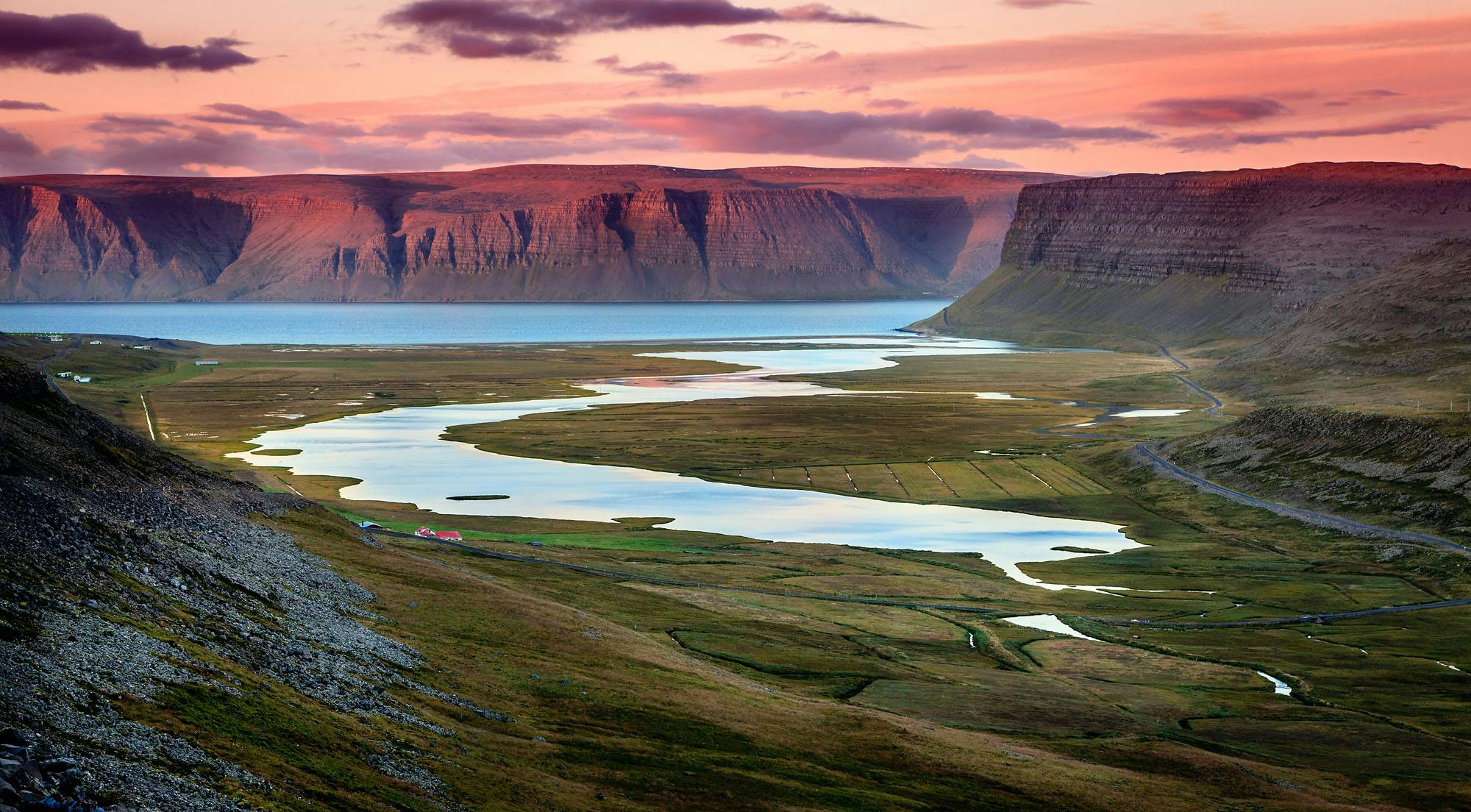冰岛西峡湾以其雄伟的悬崖和海岸线蜿蜒陡峭的峡湾而闻名