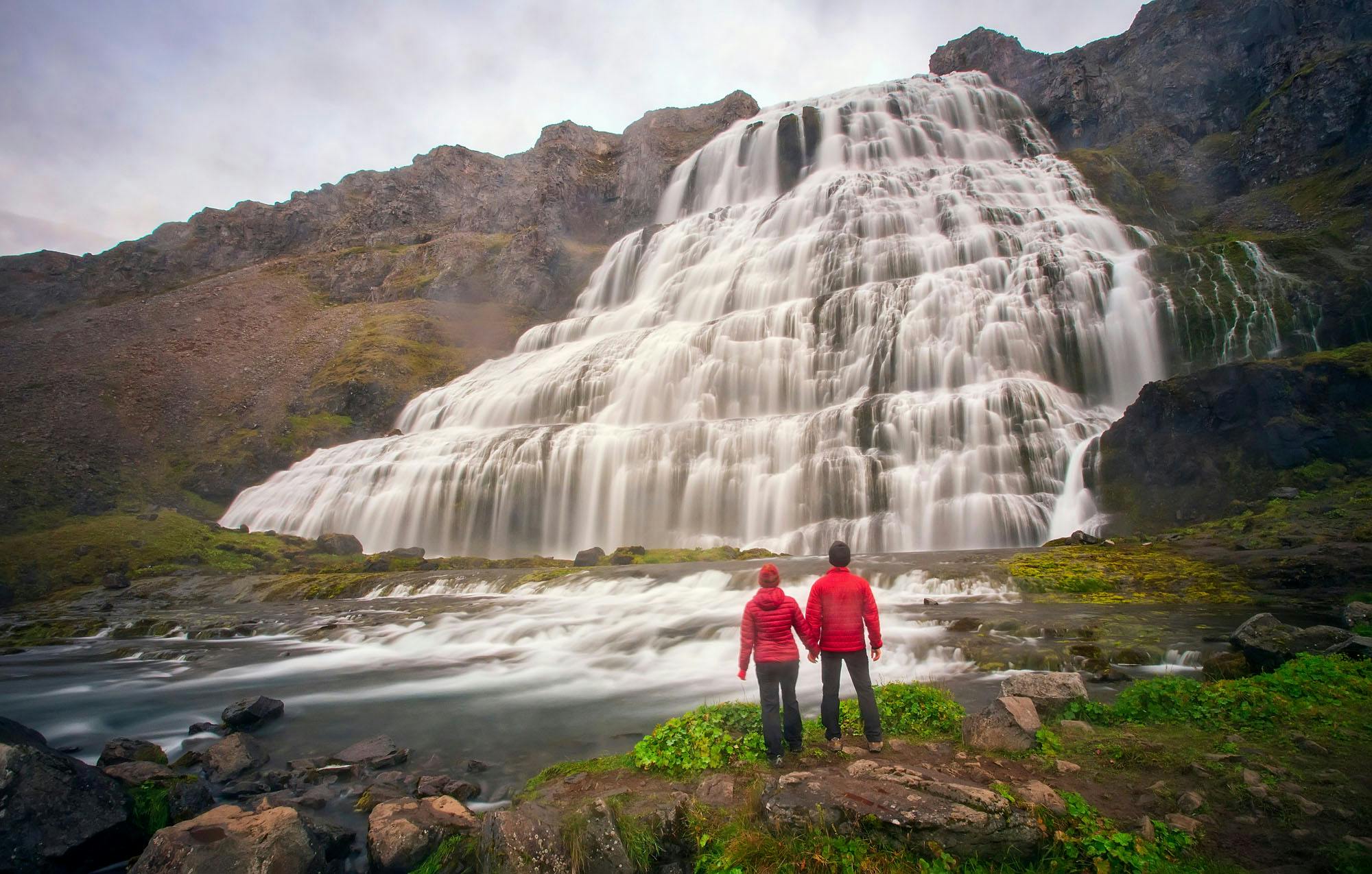 冰岛西峡湾内有雷鸣瀑布之称的丁坚地瀑布(Dynjandi)因为有梯形的外形，因此经常被比作新娘礼服。