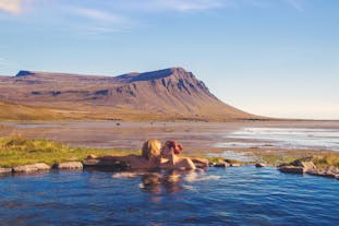 冰岛西峡湾内有许多一个比一个浪漫的天然地热温泉