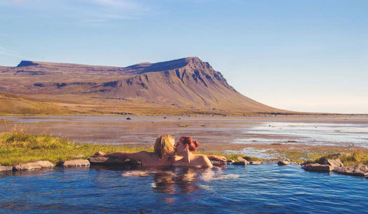 冰岛西峡湾内有许多一个比一个浪漫的天然地热温泉