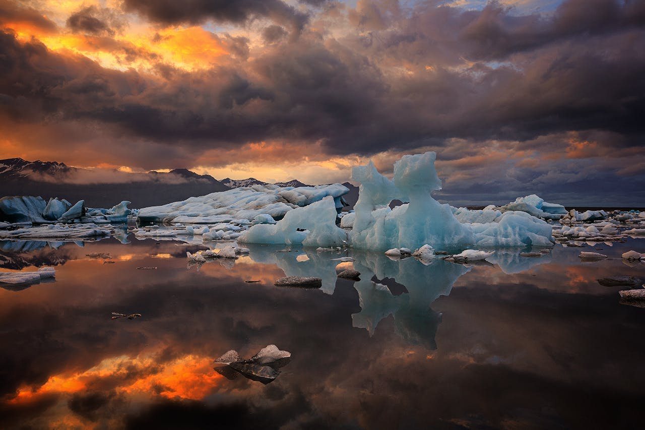 Auch im Sommer treiben Eisberge über den Gletschersee Jökulsarlon, aber sie sind kleiner als im Winter.