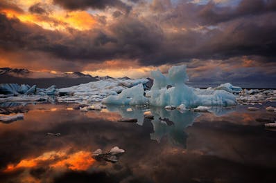 In de zomermaanden zijn er nog talrijke ijsbergen in het gletsjermeer, Jokulsarlon, hoewel ze wel kleiner zijn.