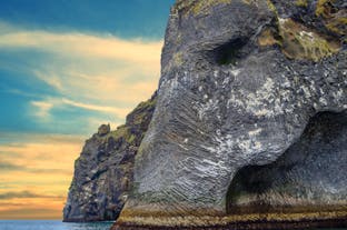 冰岛西人岛地区的大象石是一处网红自然景点，也是许多海鸟的家园