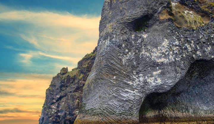 冰岛西人岛地区的大象石是一处网红自然景点，也是许多海鸟的家园
