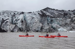 Bei dieser erstaunlichen Erkundung der Südküste kannst du zwischen Eisbergen auf einer neu gebildeten Gletscherlagune Kajakfahren.