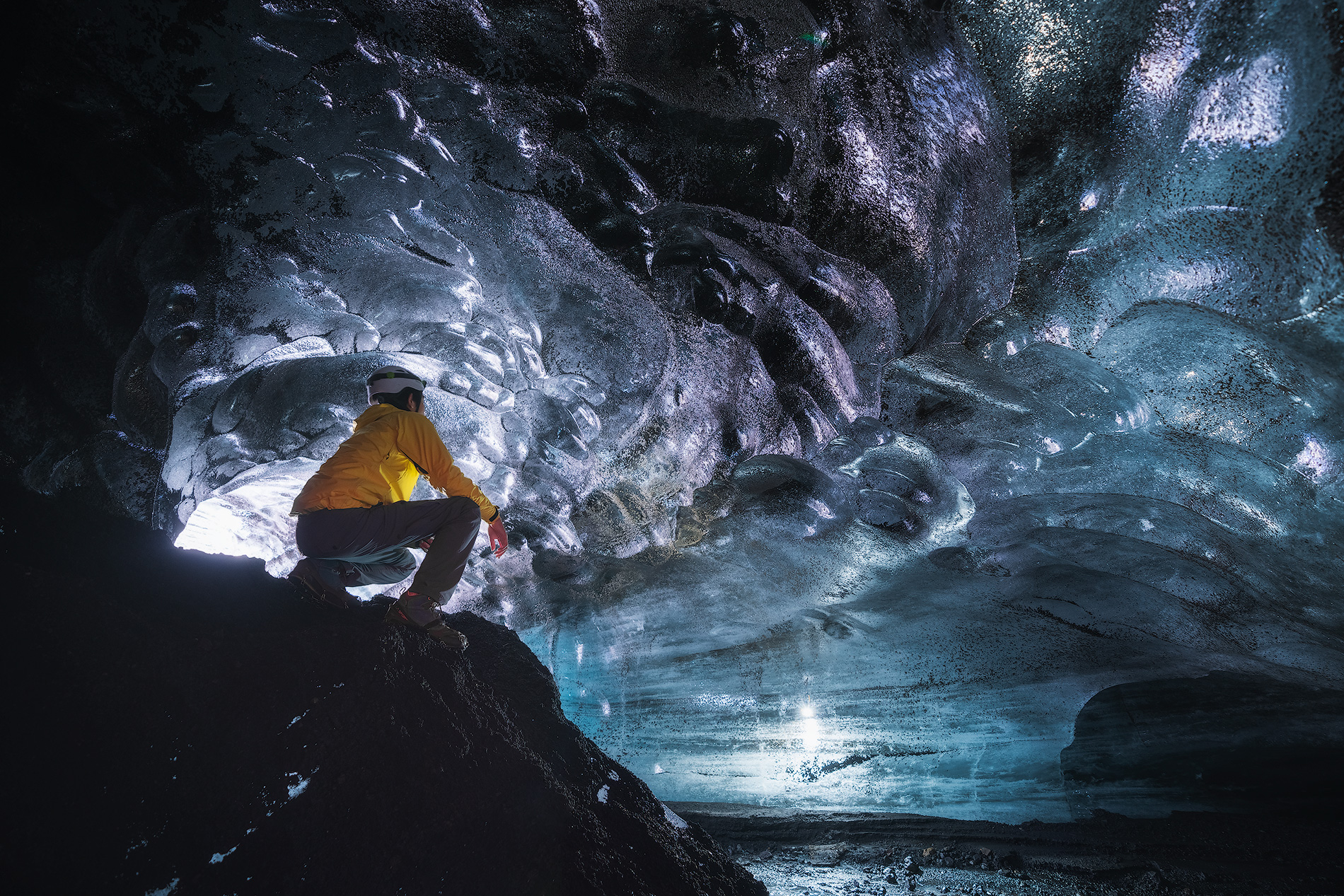 Å kunne se innsiden av en isgrotte er en opplevelse av en annen verden og en unik mulighet.