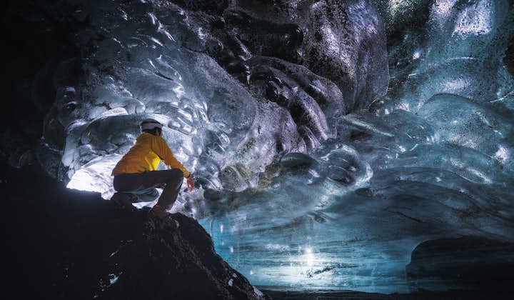 ヴィークの町発｜カトラ火山の氷の洞窟探検