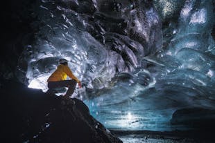 ミールダルスヨークトル氷河の洞窟内の様子