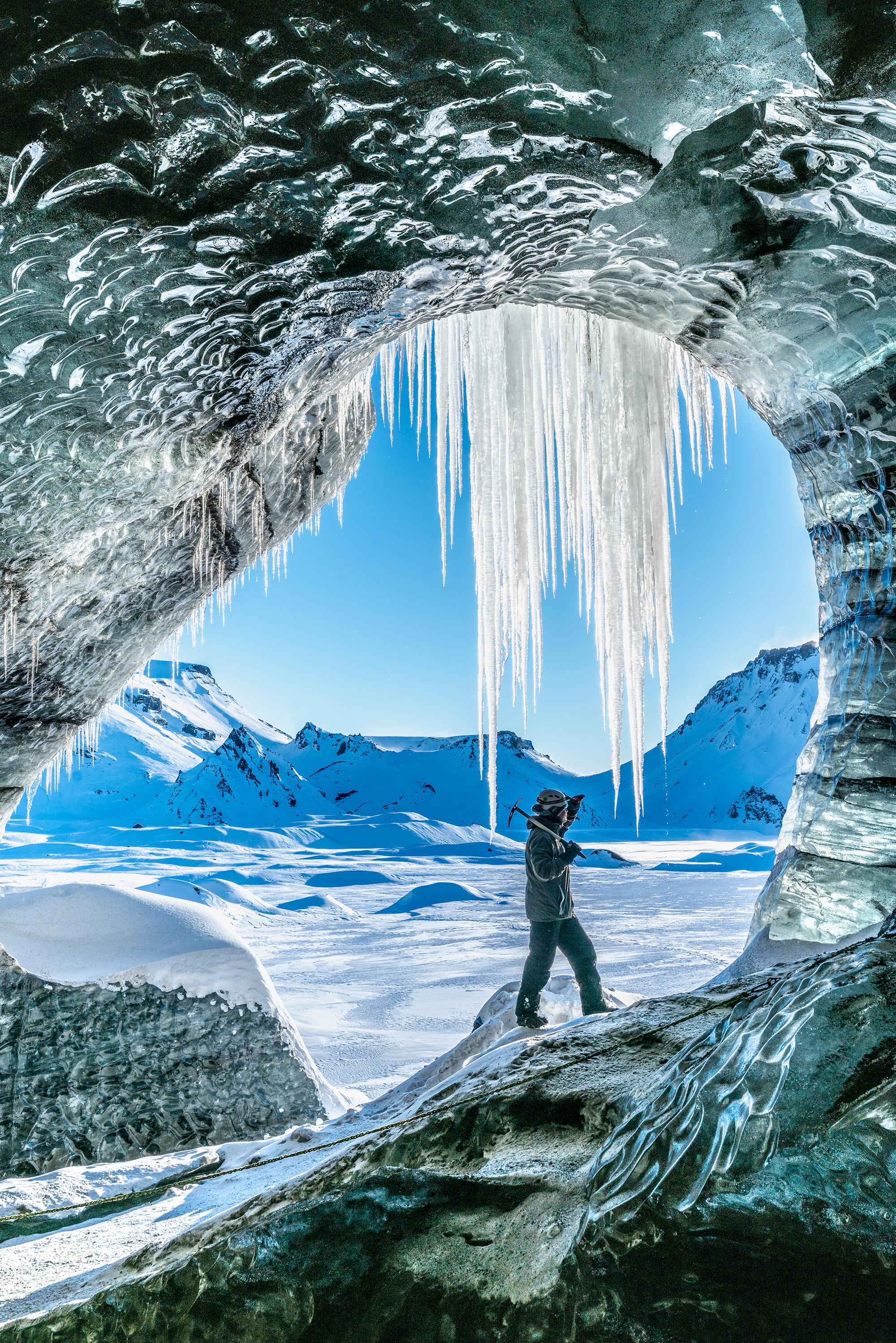 冰岛南岸的米尔达斯冰川下隐藏着一座天然冰洞