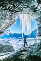 カトラ火山の黒い氷の洞窟は、通常の氷の洞窟より長い期間訪れることができます