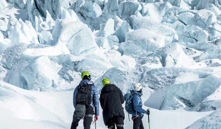 นักท่องเที่ยวเตรียมความพร้อมก่อนปีนธารน้ำแข็งในไอซ์แลนด์