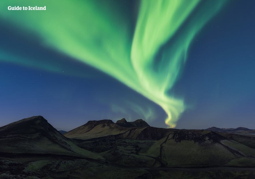 Kesällä Islannissa voi kokea yöttömän yön, talvella taas revontulet.