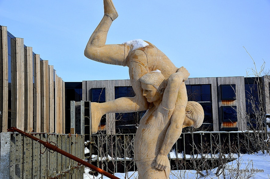 The wrestling statue at Geysir