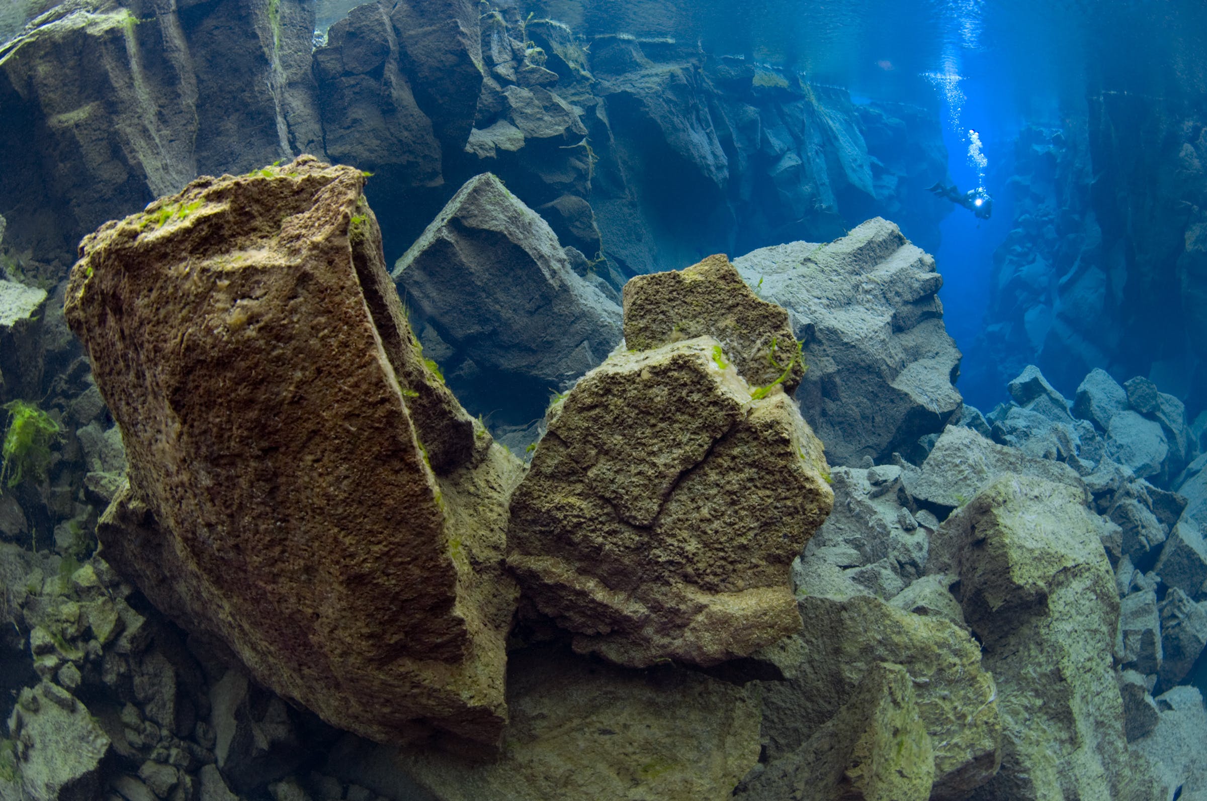 камни под водой фото