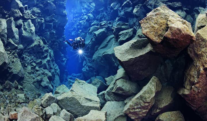 在丝浮拉大裂缝中潜水、浮潜，收获最梦幻的冰岛旅行体验