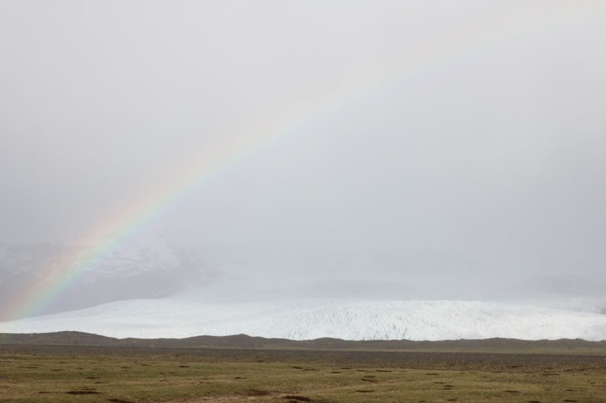Радуга над ледником Ватнайёкюдль на юге Исландии
