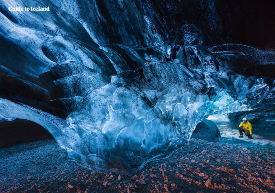 Mennesker fra hele verden kommer for å besøke isgrotter på Island.