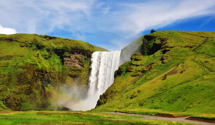 De waterval Skogafoss aan de zuidkust van IJsland is een populaire bestemming voor bezoekers aan IJsland.