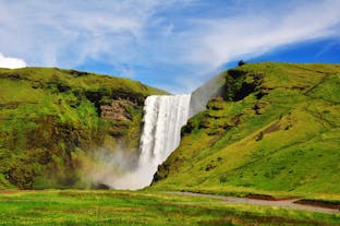 De waterval Skogafoss aan de zuidkust van IJsland is een populaire bestemming voor bezoekers aan IJsland.