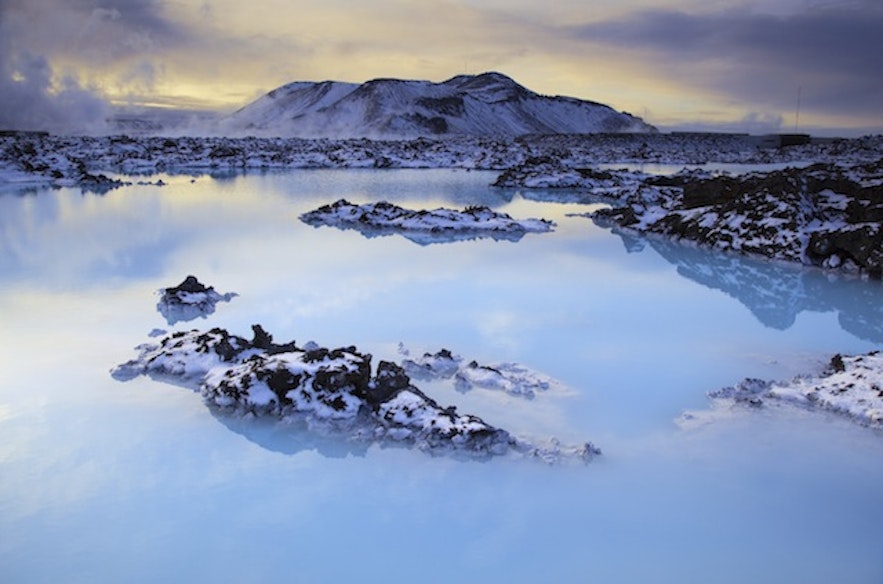 被雪包围的冰岛蓝湖温泉
