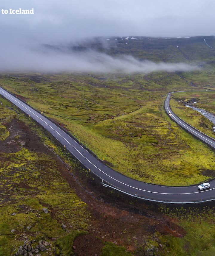 Autofahren auf Islands malerischen Straßen.
