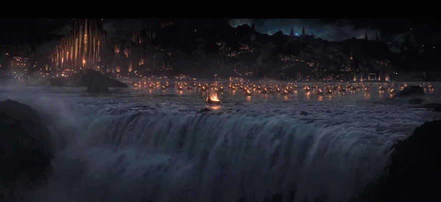 雷神2：黑暗世界中，雷神 母亲的葬礼场景取景于冰岛的黛提瀑布