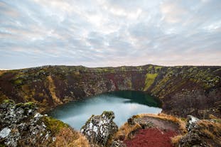Krater Kerid leżący nieopodal słynnej trasy Złotego Kręgu na Islandii.