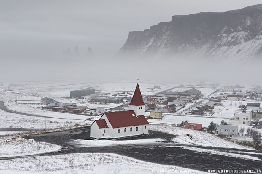 Vinterlandskap vid samhället Vík på södra Island
